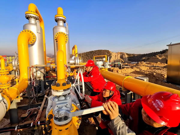 中铁十八局建安公司技术人员在&ldquo;国化能源1号工程&rdquo;孟家井分输站工艺装置区进行设备调试（伍振 摄）